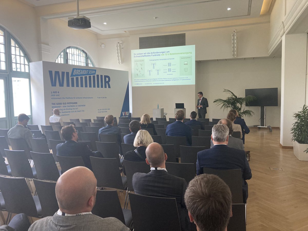 VKUonline's tweet photo. Bei unseren Deep Dives können Sie sich 3 Workshops zu 6 verschiedenen Themen aussuchen und gemeinsam mit unseren Expertinnen und Experten tief in die Materie eintauchen! Mit dabei: #Beenera, @450connect, @SalesforceDACH, @pwc_de, @Vattenfall_De & @UniperGermany #SWK2022 https://t.co/kFxTHTpqLK