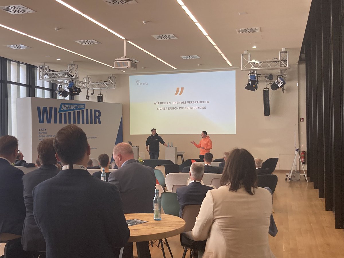 VKUonline's tweet photo. Bei unseren Deep Dives können Sie sich 3 Workshops zu 6 verschiedenen Themen aussuchen und gemeinsam mit unseren Expertinnen und Experten tief in die Materie eintauchen! Mit dabei: #Beenera, @450connect, @SalesforceDACH, @pwc_de, @Vattenfall_De & @UniperGermany #SWK2022 https://t.co/kFxTHTpqLK