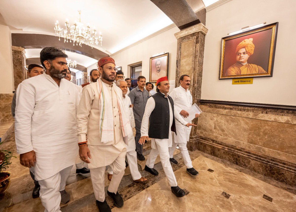 स्वास्थ्य सेवाओं का बुरा हाल क्यों है? एंबुलेंस गाँवों में क्यों नहीं पहुँच पा रही है? स्ट्रेचर तक के लिए घूस मांगने की हिम्मत के पीछे कौन है?