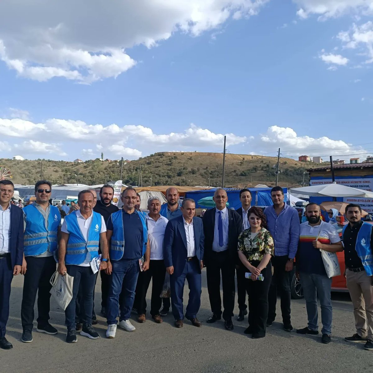 resatates14's tweet photo. #AnadolununDevası #umudumuzdeva #AliBabacan
Genel başkan yardımcımız sayın @erginsadullah ve genel merkez misafirlerimiz ile birlikte Gerede panayırında esnafımız ve vatandaşlarımız ile hasbihal ettik https://t.co/tkzx9ZU7TY