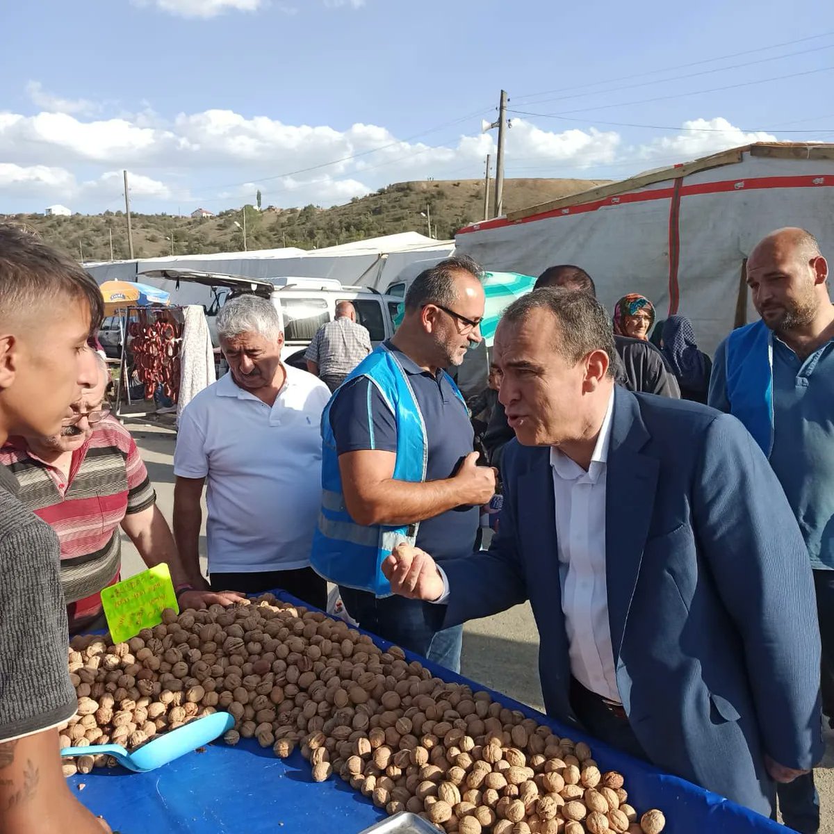 resatates14's tweet photo. #AnadolununDevası #umudumuzdeva #AliBabacan
Genel başkan yardımcımız sayın @erginsadullah ve genel merkez misafirlerimiz ile birlikte Gerede panayırında esnafımız ve vatandaşlarımız ile hasbihal ettik https://t.co/tkzx9ZU7TY