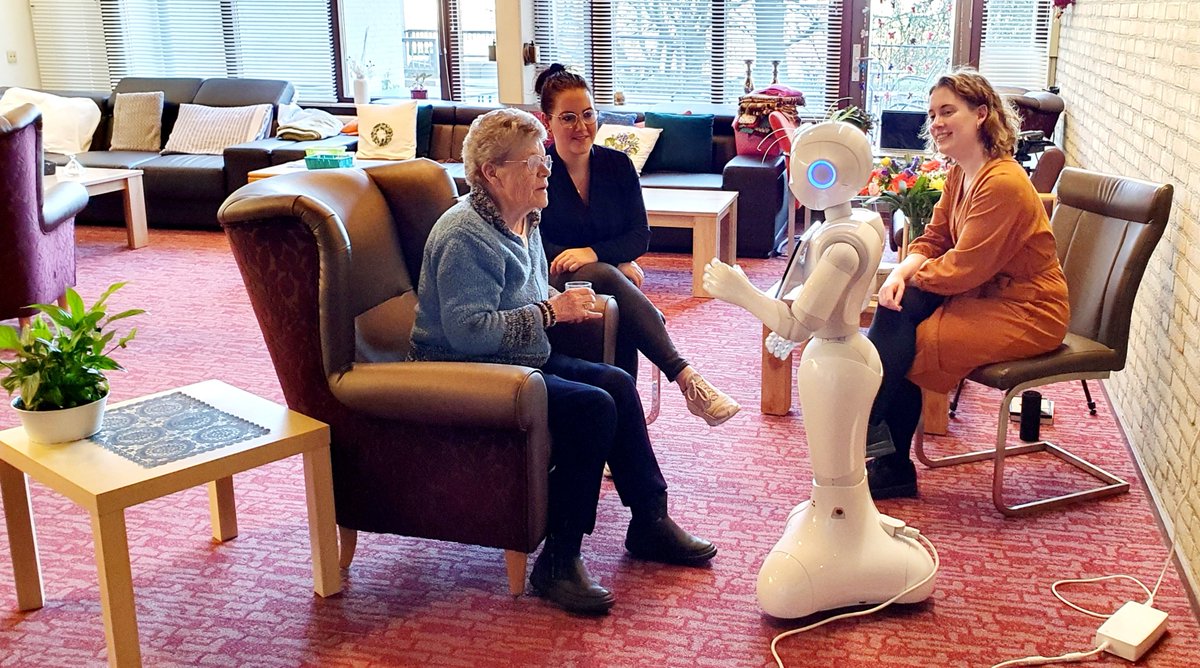 CLICK_NL's tweet photo. KIEM #GoCI-project 'Robotstories'. We zien steeds meer mogelijkheden voor de inzet van sociale #robots, maar kunnen robots ook een betekenisvolle dialoog voeren met iemand met dementie?🤖
→ Het project: https://t.co/2zrS51Hp3J
🤝 @RegieorgaanSIA @RVO_Nederland @StimuleerFonds https://t.co/cyKdknabcQ