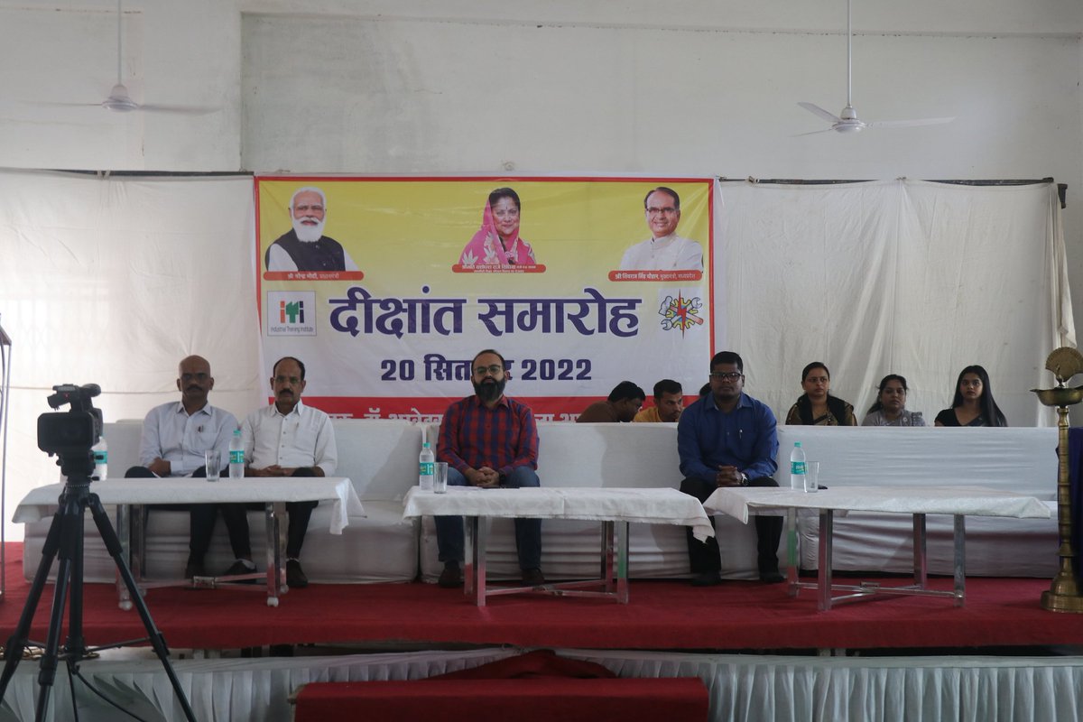 CollectorSehore's tweet photo. कार्यक्रम के दौरान छात्र-छात्राओं द्वारा सांस्कृतिक कार्यक्रम प्रस्तुत किए गए। कार्यक्रम के आरंभ में आईटीआई के प्राचार्य श्री पीएस उइके ने आईटीआई में संचालित प्रशिक्षण के बारे में विस्तार से जानकारी दी। इस अवसर पर जिला सूचना अधिकारी श्री संजय जोशी उपस्थित थे। https://t.co/TrRbnCo088
