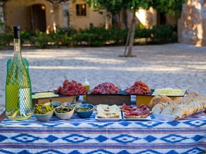 EvPollensa's tweet photo. Handicrafts, Caparrots and Co.: Visit the colourful artisan fair in old town Alcudia https://t.co/J11BUBw9zM https://t.co/sX22dveToX