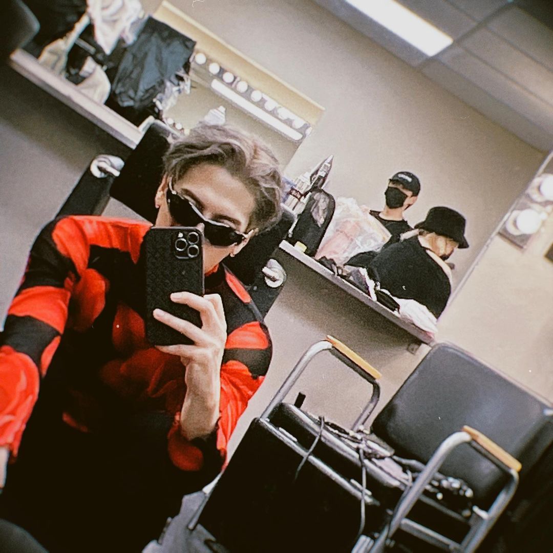 sneakyseunie's tweet photo. JACKSON WANG mirror selfies hellooo https://t.co/FBAeCkjlic