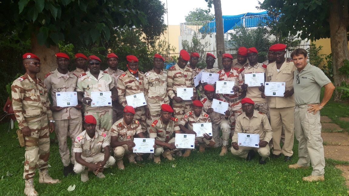 EUCAPSahelNiger's tweet photo. Formation des formateurs : EUCAP Sahel Niger 🇪🇺 démarre une formation spéciale pour la Garde Nationale 🇳🇪 concernant la détection des faux documents 🔍.
Lire plus : https://t.co/2JUlO4uLB1
#Niger #FSI #GardeNationale #FraudeDocumentaire #Formationdeformateurs @EucapSahelNiger https://t.co/kR0qZv3lGo