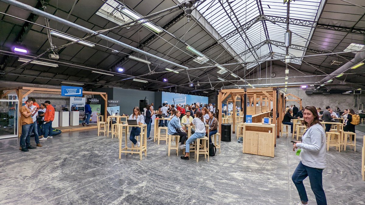 fredcavazza's tweet photo. Petite visite au @Decathlon Press Day pour y découvrir les dernières nouveautés, les différentes application mobiles et parler des projets métavers et Web3 avec @valentin85 https://t.co/YebzIHNZRl