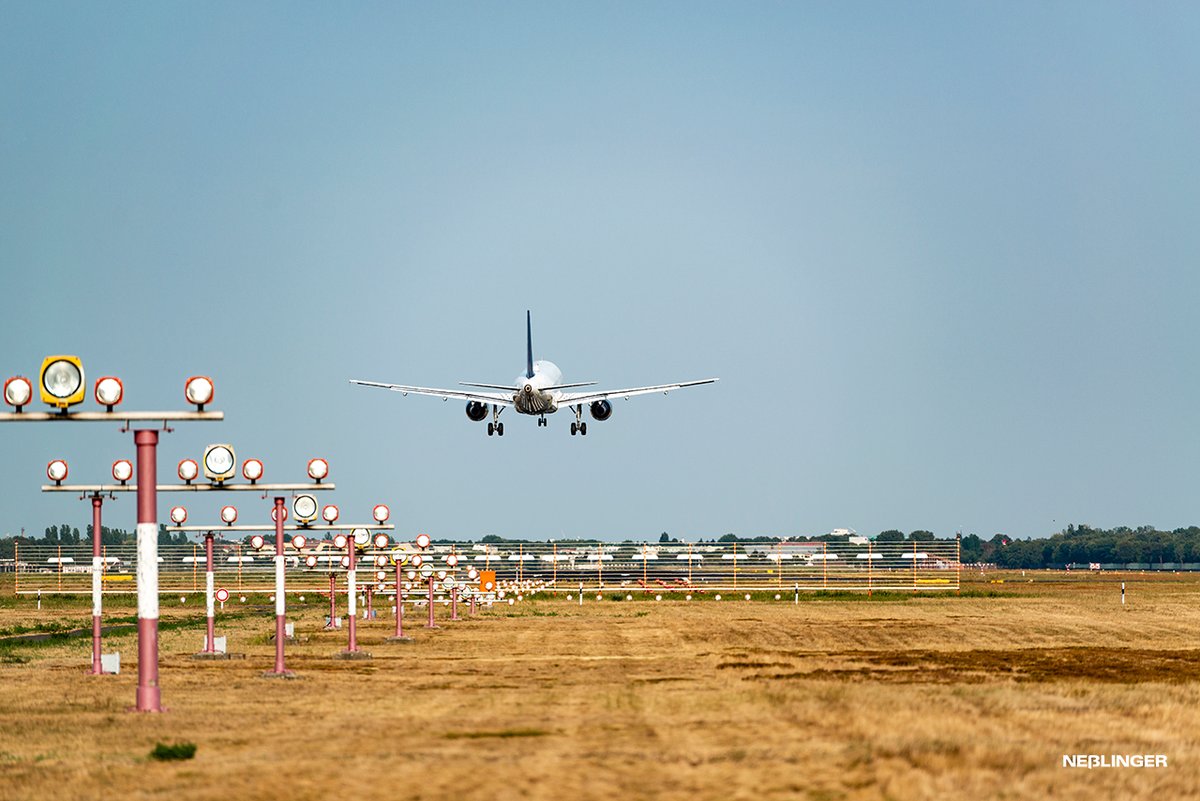 Anesslinger's tweet photo. Aus alt mach neu. Dieses Foto ist vor vier Jahren entstanden. Es zeigt die Einflugschneise des ehemaligen Flughafens #Tegel in #Berlin. Das Foto ist heute auf https://t.co/7nmA5z7NEQ erschienen.

#flugzeug #flughafen #fotografie https://t.co/YqCn3LTGim