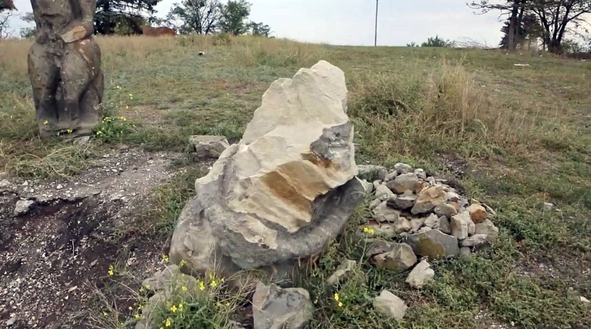 welcome2ukr's tweet photo. #Russians try to destroy our culture...
#Izyum, Kremenets Mountain https://t.co/VQbEmzgqwu