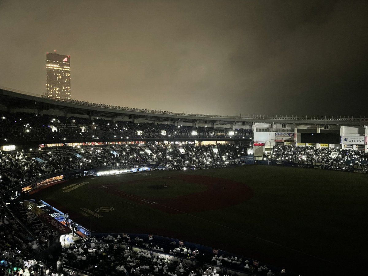 da_1kun_'s tweet photo. 鳥の群れを場外に出すために照明を消してライブ会場のようになったZOZOマリン https://t.co/z47yav7rbz