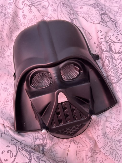 okay so i got the mask, who&rsquo;s going to fuck me wearing it now https://t.co/vJNJKJWUIV