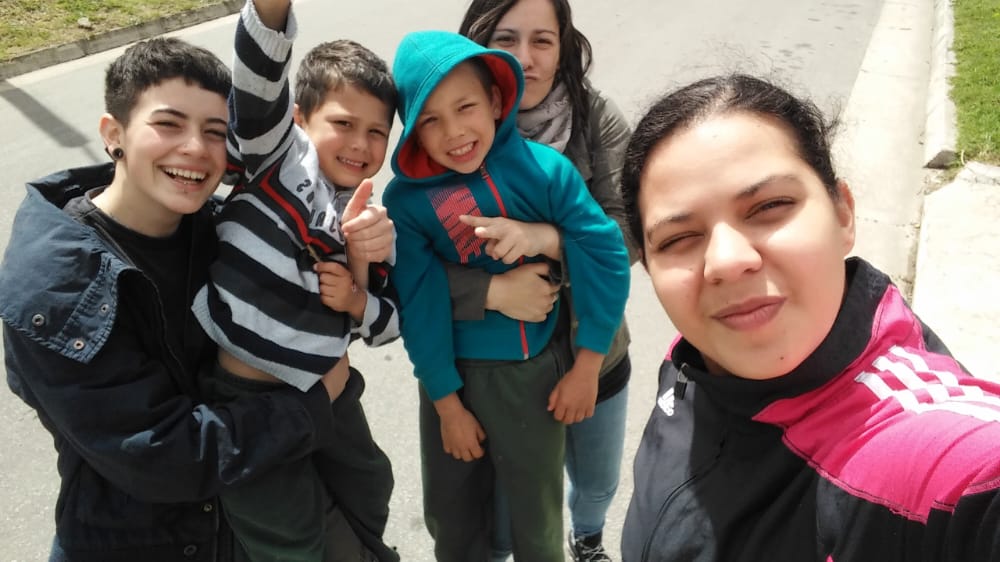 Así quedarán en nuestra memoria y corazón... Con una sonrisa y regalando amor... Gracias, gracias x habernos brindado tantos hermosos momentos, x amar tanto a mis hijos... En cada uno de nosotros late ese legado de amor!!!!