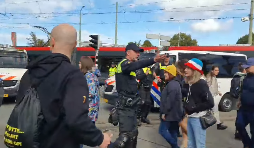 Nordenslys's tweet photo. Politie sommeert mensen nu weg te gaan. "U mag elders  (op een veldje) bij elkaar komen".
#prinsjesdagprotest #boereninopstand #watchmyback #keerzederugtoe 
livestream:
https://t.co/Bhh69QocMC https://t.co/cJoc6lfCOe