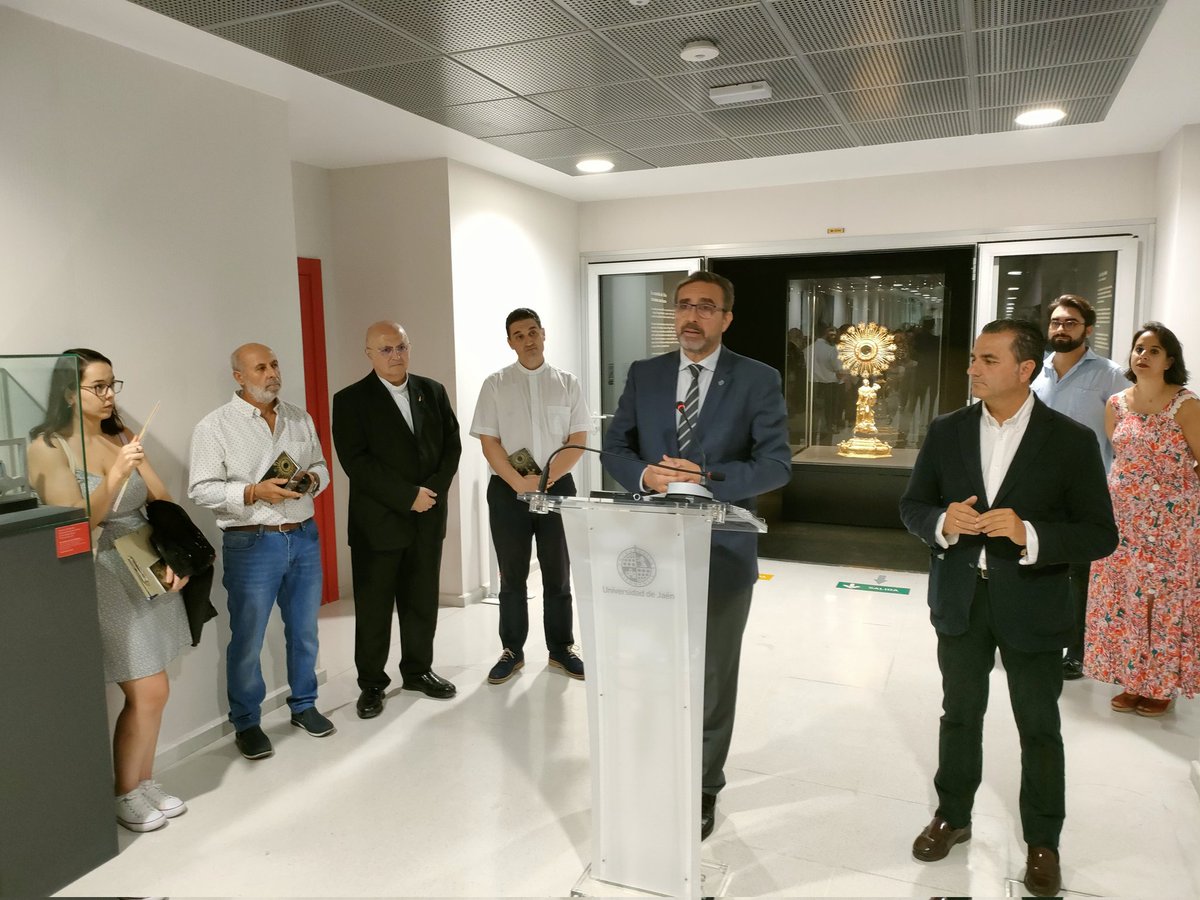 ujaen's tweet photo. La @ujaen estrena una nueva pieza en el espacio expositivo de la 'Obra Invitada' en la antigua Escuela de Magisterio: 'La custodia de Siles', "un claro exponente de la orfebrería que se realizó al otro lado del Atlántico durante los siglos de dominio español" #UJAcultura https://t.co/G97U4EsYgq