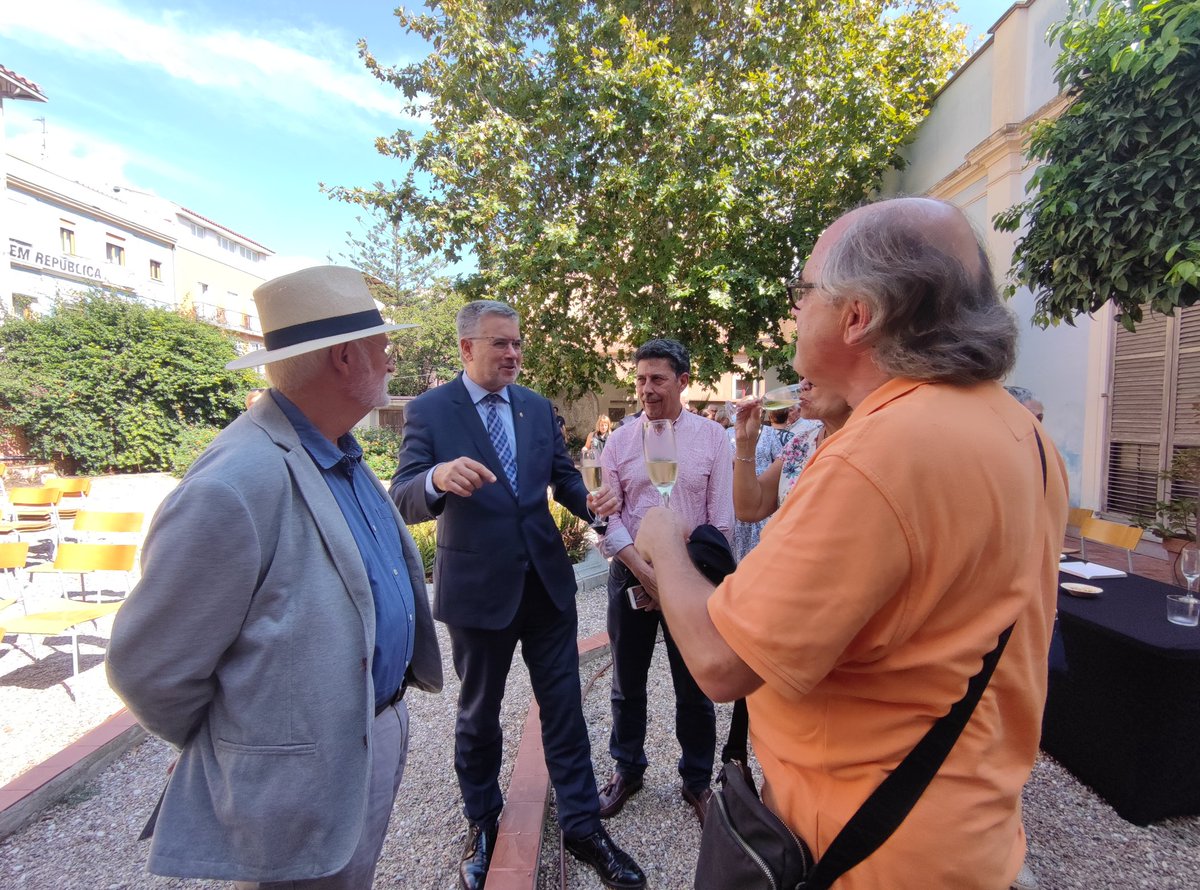 pauricoma's tweet photo. 🤝Ha estat un plaer trobar-nos amb l’alcalde d’Stafford, Philip Leason, per renovar l’agermanament amb motiu del 30è aniversari. Els agermanaments entre ciutats afavoreixen els intercanvis en tots els aspectes entre els habitants d’ambdues ciutats. Gaudiu molt de @SantateclaTGN! https://t.co/NPlfUVQH4l