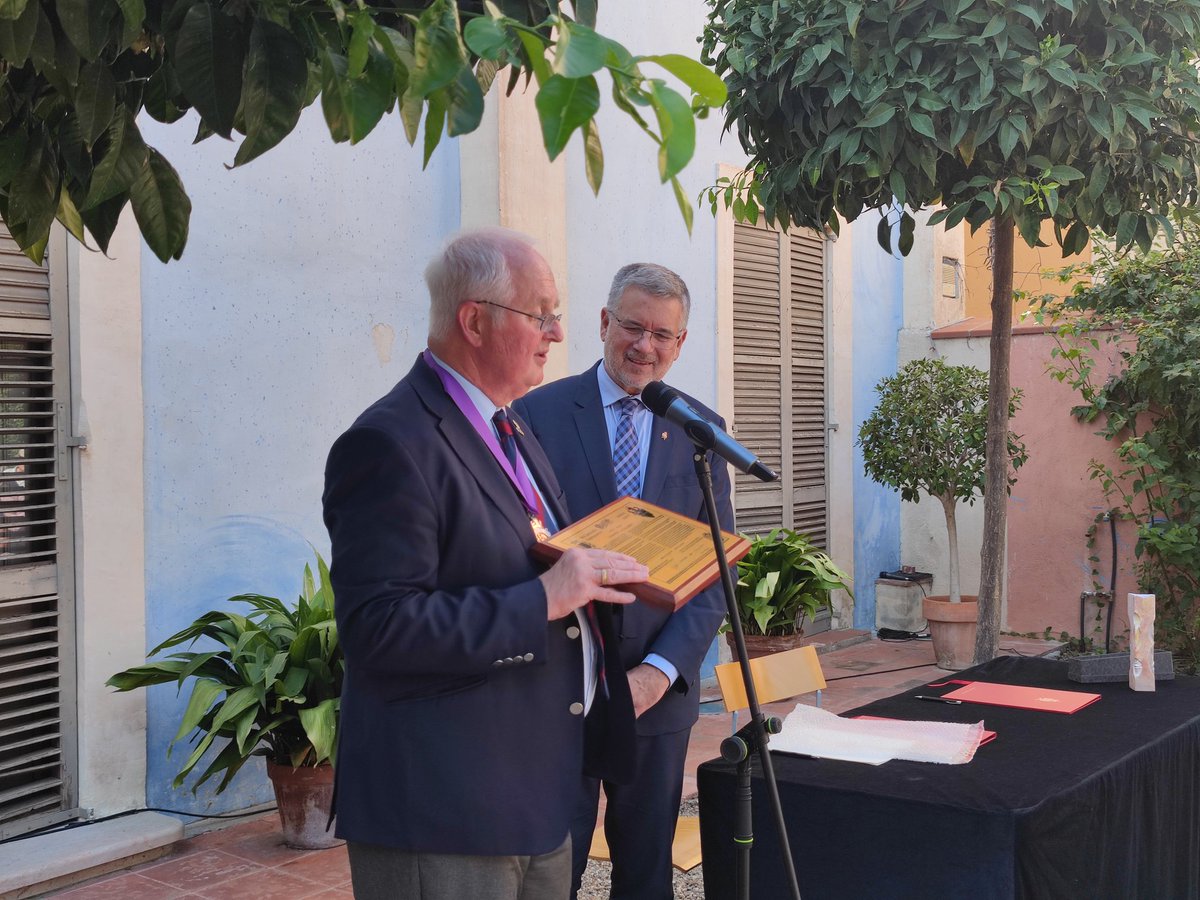 pauricoma's tweet photo. 🤝Ha estat un plaer trobar-nos amb l’alcalde d’Stafford, Philip Leason, per renovar l’agermanament amb motiu del 30è aniversari. Els agermanaments entre ciutats afavoreixen els intercanvis en tots els aspectes entre els habitants d’ambdues ciutats. Gaudiu molt de @SantateclaTGN! https://t.co/NPlfUVQH4l