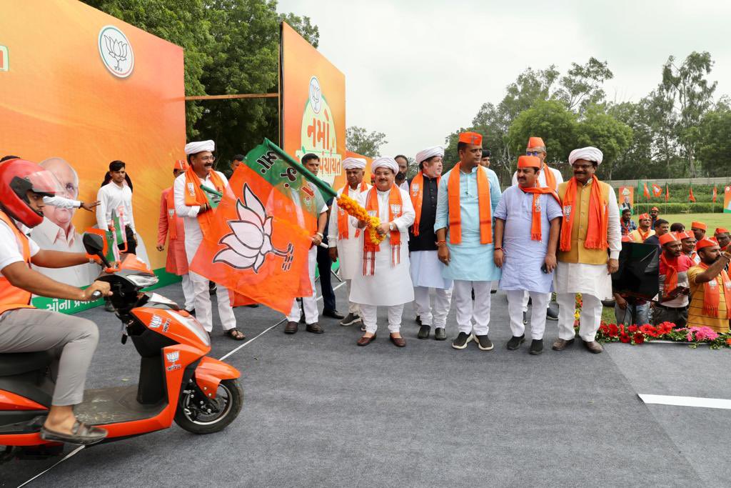 BJP4India's tweet photo. भाजपा राष्ट्रीय अध्यक्ष श्री @JPNadda ने गुजरात के गांधीनगर में 'नमो किसान पंचायत' कार्यक्रम के अंतर्गत 'ई-बाइक' का शुभारंभ किया। https://t.co/0sYnXpbmex