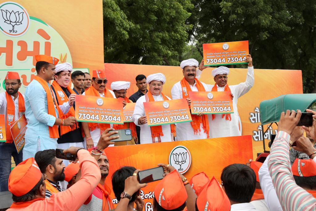 BJP4India's tweet photo. भाजपा राष्ट्रीय अध्यक्ष श्री @JPNadda ने गुजरात के गांधीनगर में 'नमो किसान पंचायत' कार्यक्रम के अंतर्गत 'ई-बाइक' का शुभारंभ किया। https://t.co/0sYnXpbmex
