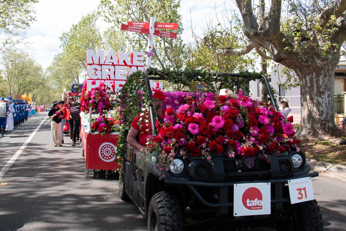 TAFEQld's tweet photo. What a weekend in Toowoomba! 1st Prize in the Commercial Category for our campus' horticulture gardens and 2nd Prize for the Corporate Category in the Floral Parade for our first ever float 🥇🥈💐
@CarnivalFlowers #ToowoombaCarnivalOfFlowers #TCOF https://t.co/NvWRg0gT3I