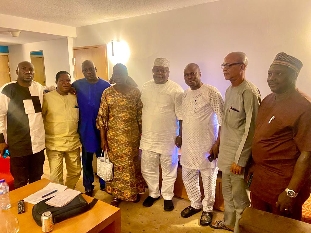 hayz0286's tweet photo. Sen. I. Amosun former Local Gov't Chairmen joins my principal as they have seen it's only him with the political will to give absolute freedom to the Local Gov't in Ogun State for them to perform excellently...@ladiadebutu
Itura ti de, LADO ti de
#LadoTrippleA2023
#OgunPDP https://t.co/uEeuZkHLw3