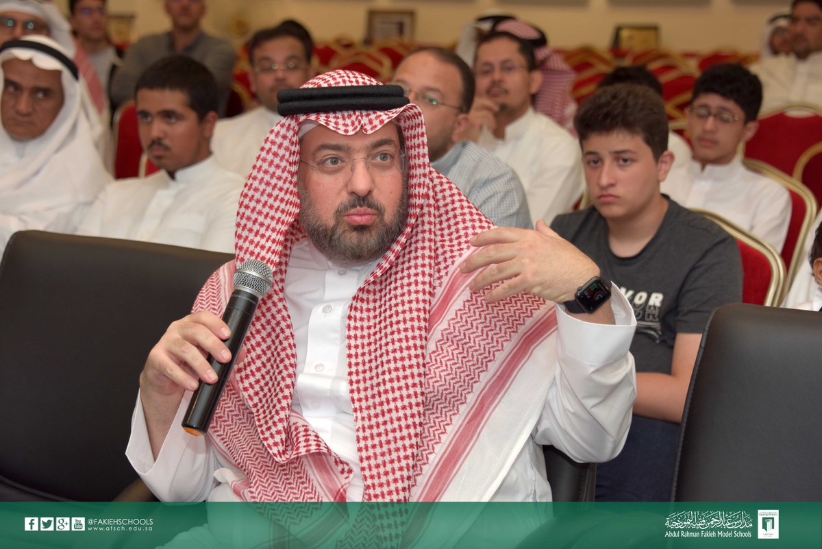 أقام القسم الدولي في #مدارس_عبدالرحمن_فقيه النموذجية يوم الاثنين 9/19/ 2022 م، لقاءً تعريفياً دعيّ فيه الآباء و الأبناء حيث تحدث فيه مشرف القسم الدولي أ/ هاني يونس عن تفاصيل و متطلبات المرحلة الثانوية لطلاب الدبلوما الأمريكية و الإجابة على استفسارات الأهالي و الطلاب.