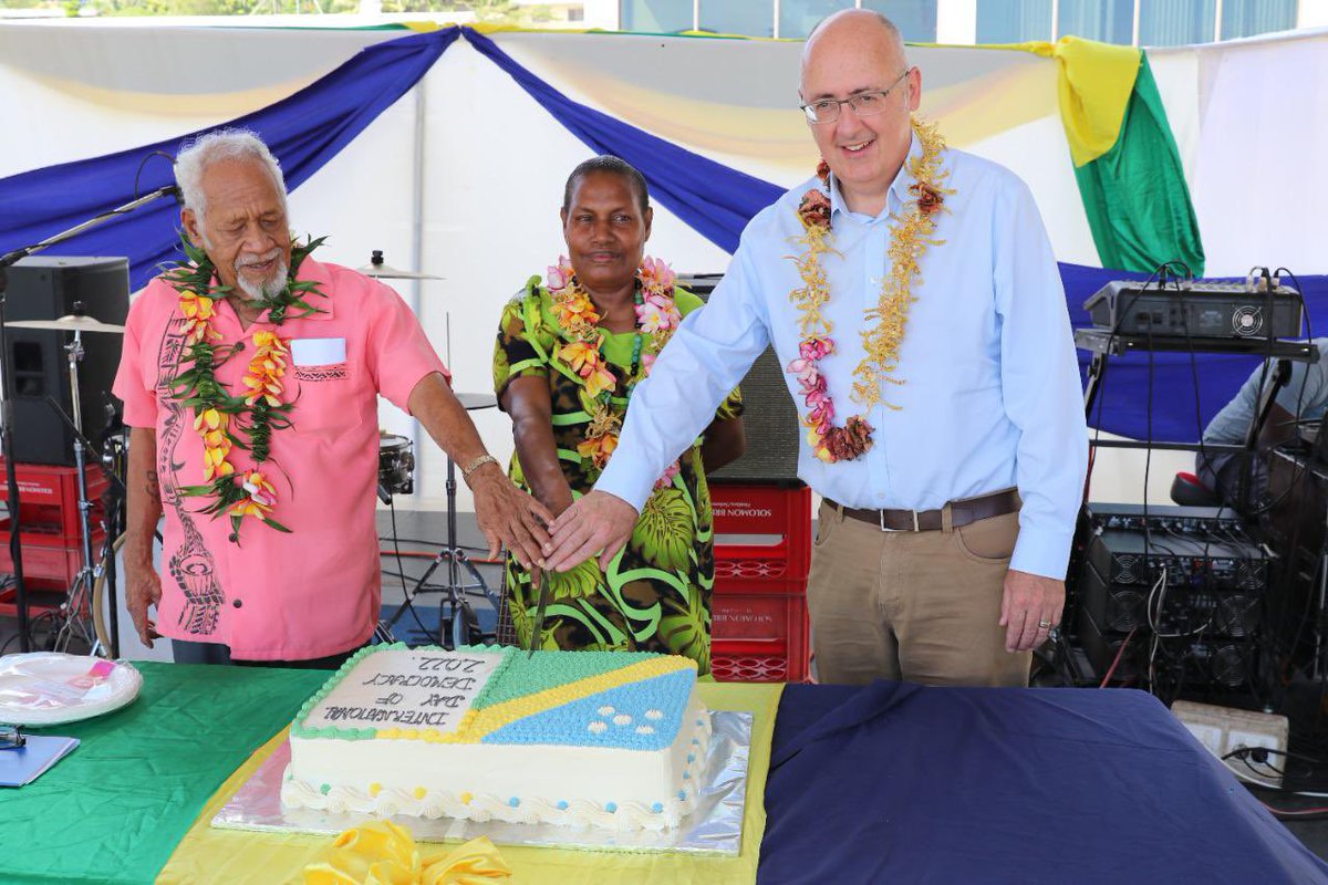Cutting a democracy cake with former Prime Minister Sir Francis Billy Hilly and Hon Lily Maefai. As Winston Churchill said, ‘democracy is the worst form of government, except for all the others that have been tried’. 🇸🇧🤝🇦🇺
