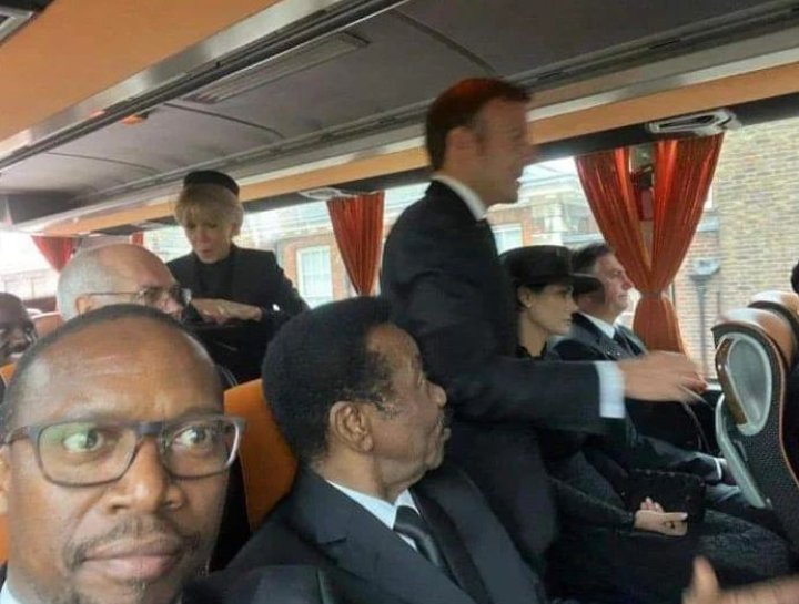 Azizyhunter77's tweet photo. Kumbe hadi Marais weupe walipanda bus bhn,na huyo aliekosa seat ni Rais wa ufaransa https://t.co/MzYRGZKymt