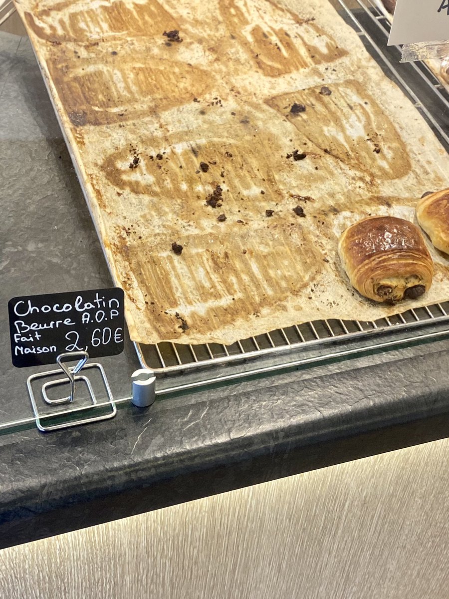 Dans une boulangerie de la région parisienne. 
La guerre en Ukraine ? La transition écologique ? L’inflation a bon dos pour certains profiteurs. 
Remarquez, regardez bien, le plus drôle c’est que ça se vend…
Les cons sommateurs quoi !…