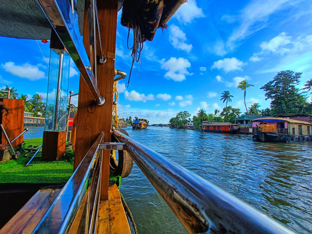 beaches2_m's tweet photo. If you’re in search of a peaceful vacation, you’ll find it in the backwaters of Kerala. https://t.co/FDSo0ZndpP