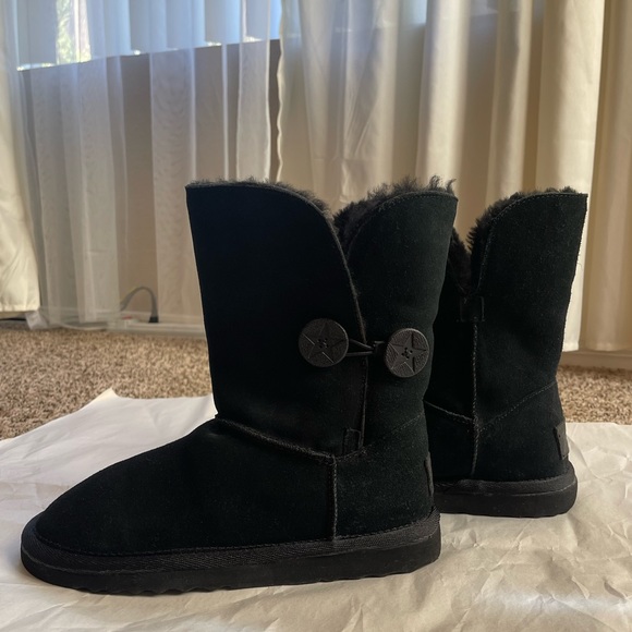 YoGyrlEVITA's tweet photo. So good I had to share! Check out all the items I'm loving on @Poshmarkapp #poshmark #fashion #style #shopmycloset #lululemonathletica #michaelkors #zodiac: https://t.co/EmTXsiwvgE https://t.co/Ani70UKZ2T