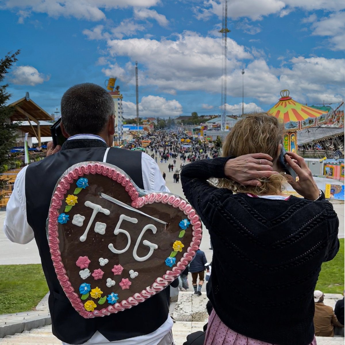 telekomnetz's tweet photo. #Oktoberfest: Wir laufen auf Rekordniveau. Wir haben am ersten Wiesn-Wochenende allein 22,5 Terabyte in unserem Mobilfunknetz übertragen. Zum Vergleich: 2019 waren es an sechzehn Wiesn-Tagen zusammen
76 Terabyte. Der Rekord wird fallen! Pack ma's!
#Telekom #5G #DasNetz #wiesn2022 https://t.co/OupKxaXnSR