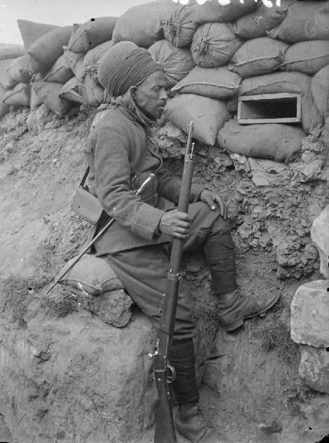 ecpa_d's tweet photo. 1er-27 octobre 1915 – Bailly (Oise)
Un spahi près d'un poste de tir, dans une tranchée.
Réf. : SPA 19 B 1328
© Paul Queste/ECPAD/Défense
#ecpad @Armees_Gouv #Spahi https://t.co/EEBmDdFKZZ