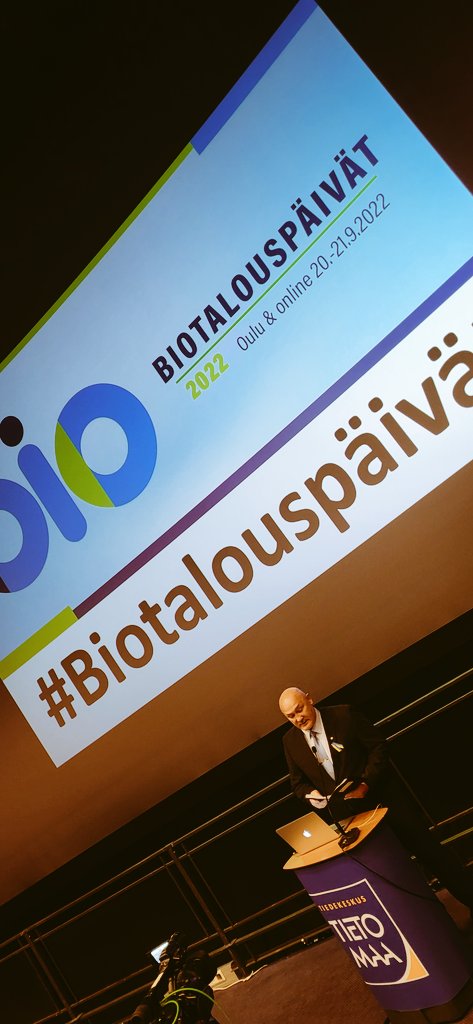 Themminki's tweet photo. @oulunkaupunki kaupunginvaltuuston puheenjohtaja Juha Hänninen avaa #biotalouspäivät. Biokaasulla on hieno potentiaali vastata käsillä olevaan energianhinta- sekä huoltovarmuuskysymykseen. @WegaGroupOy mukana menossa kehittämässä Suomeen kestävää ja paikallista biokaasua. https://t.co/Z93J4KRICM