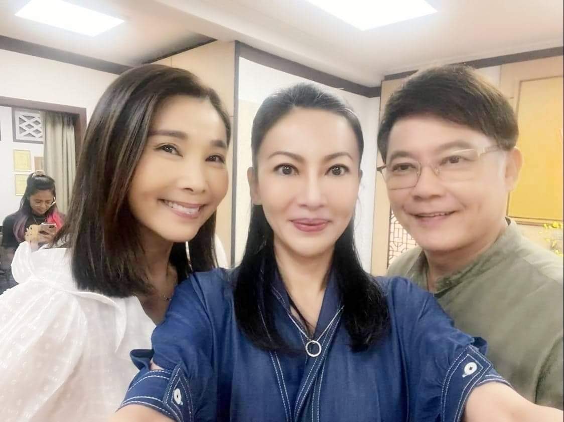 Super stoked to act as Linda Siew alongside these @Mediacorp🌟SUPERSTARS🌟 Chen Xiuhuan 陈秀环 &amp; Wang Yu Qing 王昱清 in <a href="/mediacorp/">Mediacorp</a>Ch5 #SunnySideUp!

Heading to my specialist diploma class now so will write more about it soon!