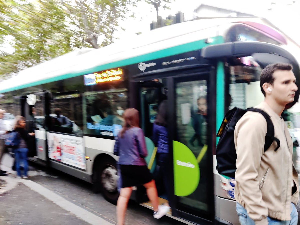 milani05's tweet photo. @IDFmobilites @ClientsRATP les bus harchis blindés qui passent toutes les 15 minutes en heures de pointes !!! Merci les nuls #precressereveilletoi https://t.co/9W6ax7IT2y