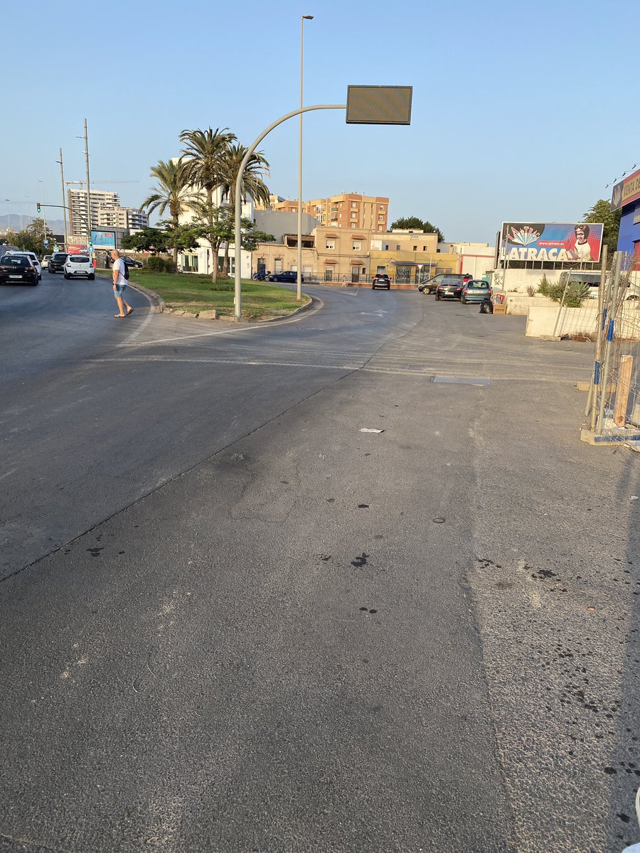 javiidela's tweet photo. Buenos días @aytoalm , de verdad creo que deberíais estudiar el acondicionamiento de Carrera del Doctoral y Polígono Avenida Montserrat. Son zonas muy transitadas, sin aceras en condiciones (o sin aceras). #Almería @Mar_del_MarVaz @AnaMartinezLab1 https://t.co/wPxtW8lg27