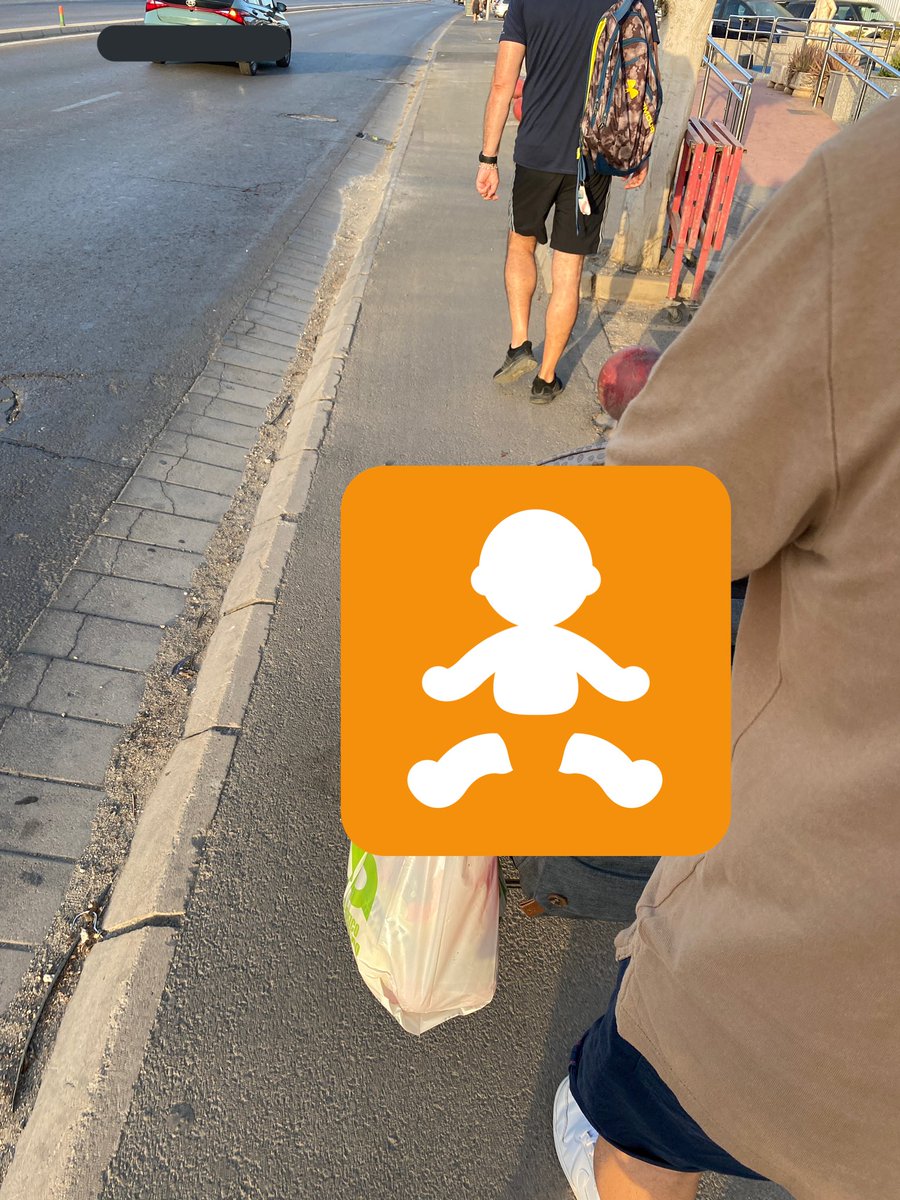javiidela's tweet photo. Buenos días @aytoalm , de verdad creo que deberíais estudiar el acondicionamiento de Carrera del Doctoral y Polígono Avenida Montserrat. Son zonas muy transitadas, sin aceras en condiciones (o sin aceras). #Almería @Mar_del_MarVaz @AnaMartinezLab1 https://t.co/wPxtW8lg27