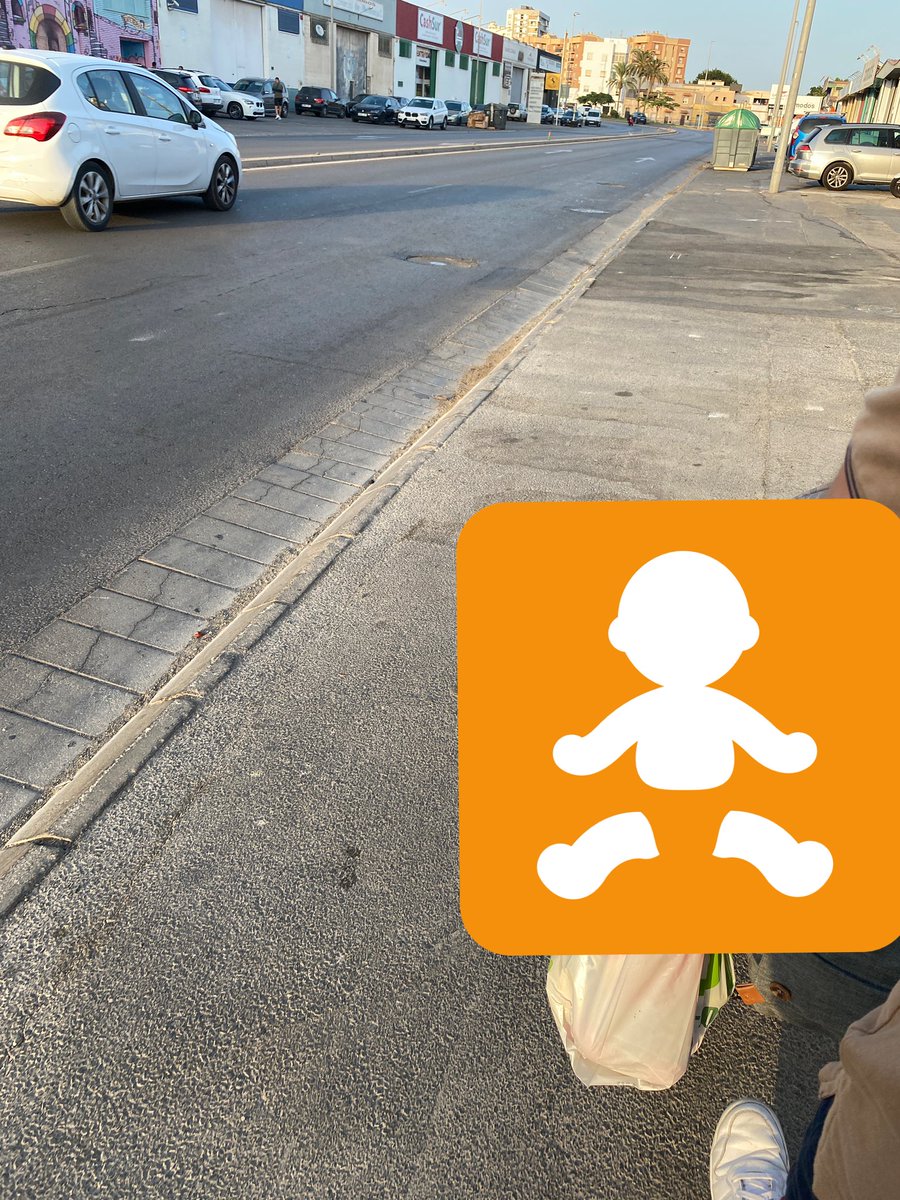 javiidela's tweet photo. Buenos días @aytoalm , de verdad creo que deberíais estudiar el acondicionamiento de Carrera del Doctoral y Polígono Avenida Montserrat. Son zonas muy transitadas, sin aceras en condiciones (o sin aceras). #Almería @Mar_del_MarVaz @AnaMartinezLab1 https://t.co/wPxtW8lg27