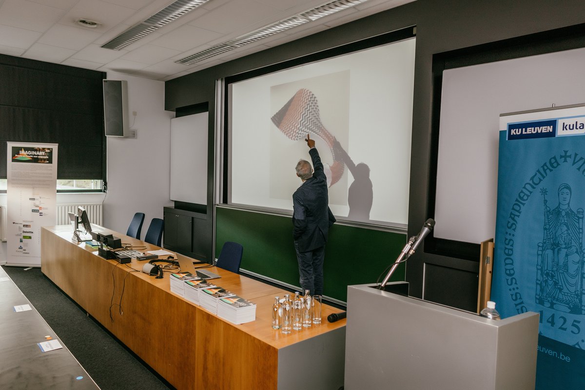 Een week na de feestelijke opening van Imaginary 2.0 <a href="/KULeuvenKulak/">KU Leuven Kulak</a> loopt de tentoonstelling op volle toeren. Vrij te bezoeken. Gratis rondleiding voor groepen na reservatie. Alle info op imaginarymaths.be