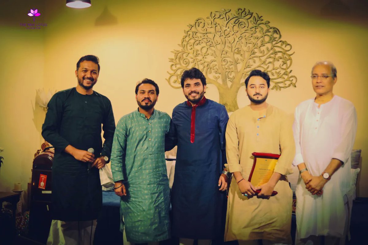 Debjit_tabla's tweet photo. Sharing some moments from the Tabla Solo Recital at @thepinklotusacademia in Delhi accompanied by Mudassir Khan bhai on sarengi. Had a great time meeting dear Yashwant Vaishnav bhai. Thanks to Soumitra Thakur bhai and the entire team of The Pink Lotus Academia for inviting me.. https://t.co/aJMzNAUx1B