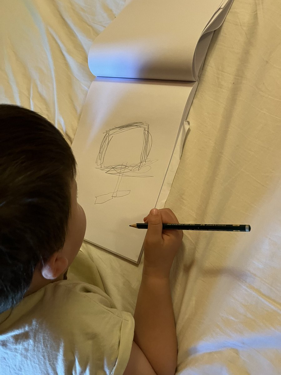 Urlaub. #Kind wacht auf. Will #Fernsehen. Sage, er kann was #malen. Er malt den #Fernseher.
