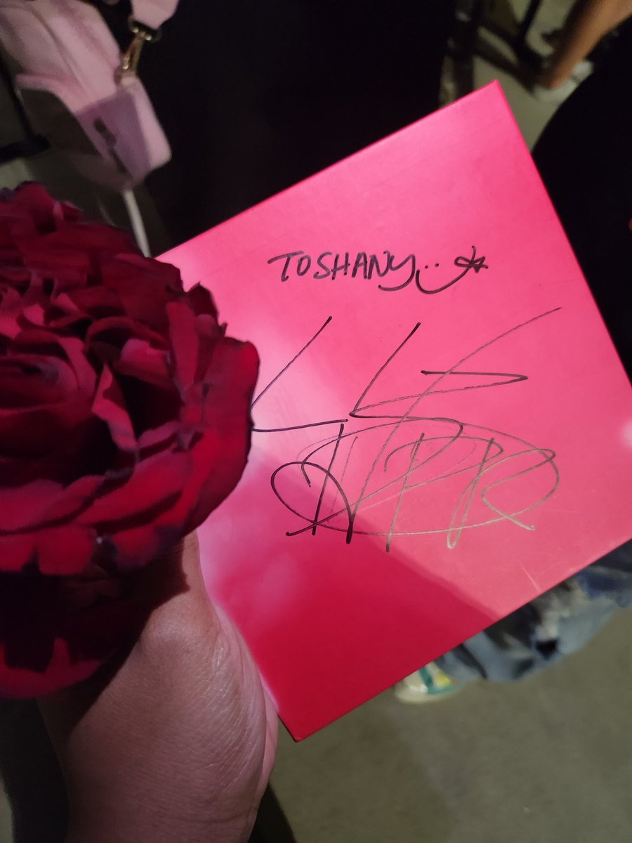 MinSuly8's tweet photo. Thank you for signing my album you guys I will cherish it! #DPRREM #DPRCREAM #DPRLive  #DPRCREAM  #dpratlanta #dpratl #DPRinAtlanta #DPRRegimeTour #regimetour #Mito #Dreamers https://t.co/JM2bzZujN0