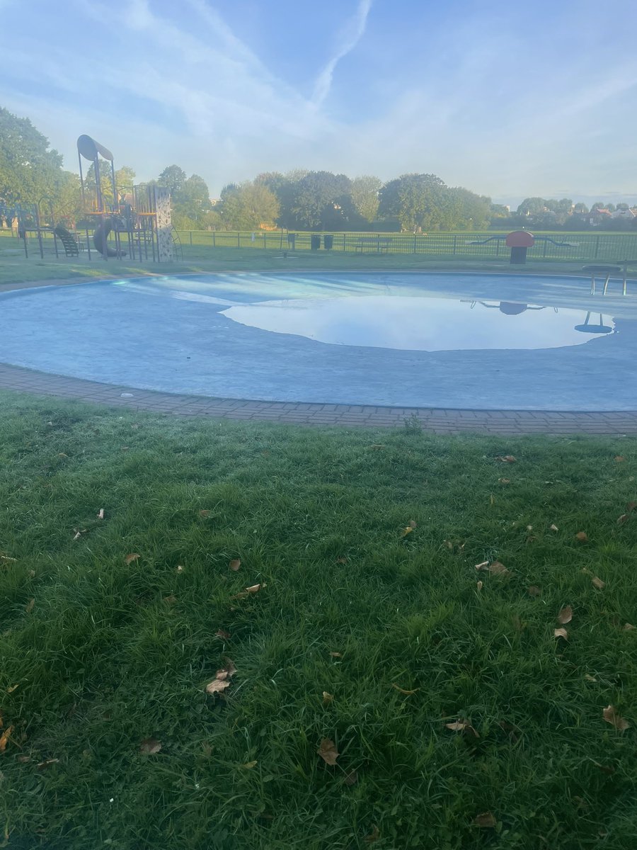 Rcharney's tweet photo. @LBRUT why is the council still filling up the paddling pool at North Sheen Rec despite a hosepipe ban and it being autumn? https://t.co/L694TfdnEP