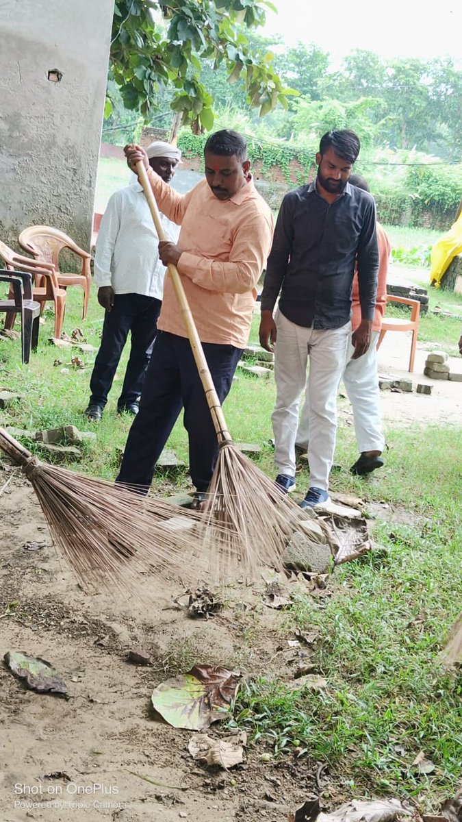 durga4bjp's tweet photo. भारतीय जनता पार्टी नगर मण्डल द्वारा प्रधानमंत्री जी के जन्मदिन के क्रम मे चल रहे सेवा सप्ताह के अंतर्गत आज स्वच्छता अभियान के तहत महाशय मोहल्ला वार्ड नंबर 2 मे झाडू लगाकर सफाई किया गया!!
#SewaPakhwada #nichalaul #स्वच्छता_अभियान #Maharajganj #PankajChaudhary #ModiAt72 https://t.co/EFiuGRvrBC