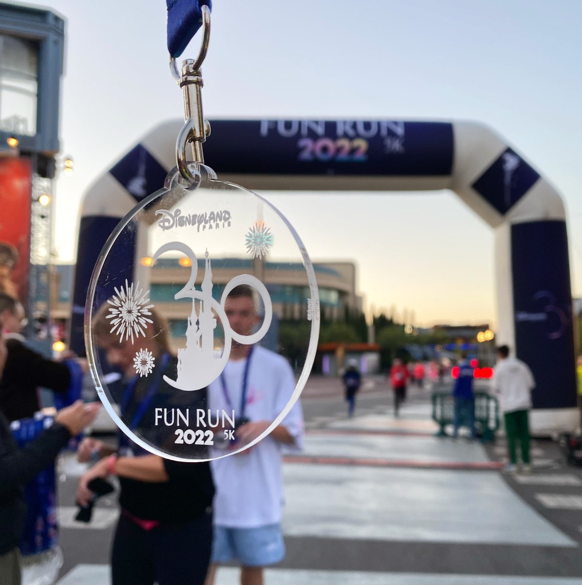 PortalDisneyES's tweet photo. Hoy es la #FunRun2022 que se celebrará para los cast members en @DisneylandParis 🏃‍♂️🏅 https://t.co/gqZ2Xh8BqR