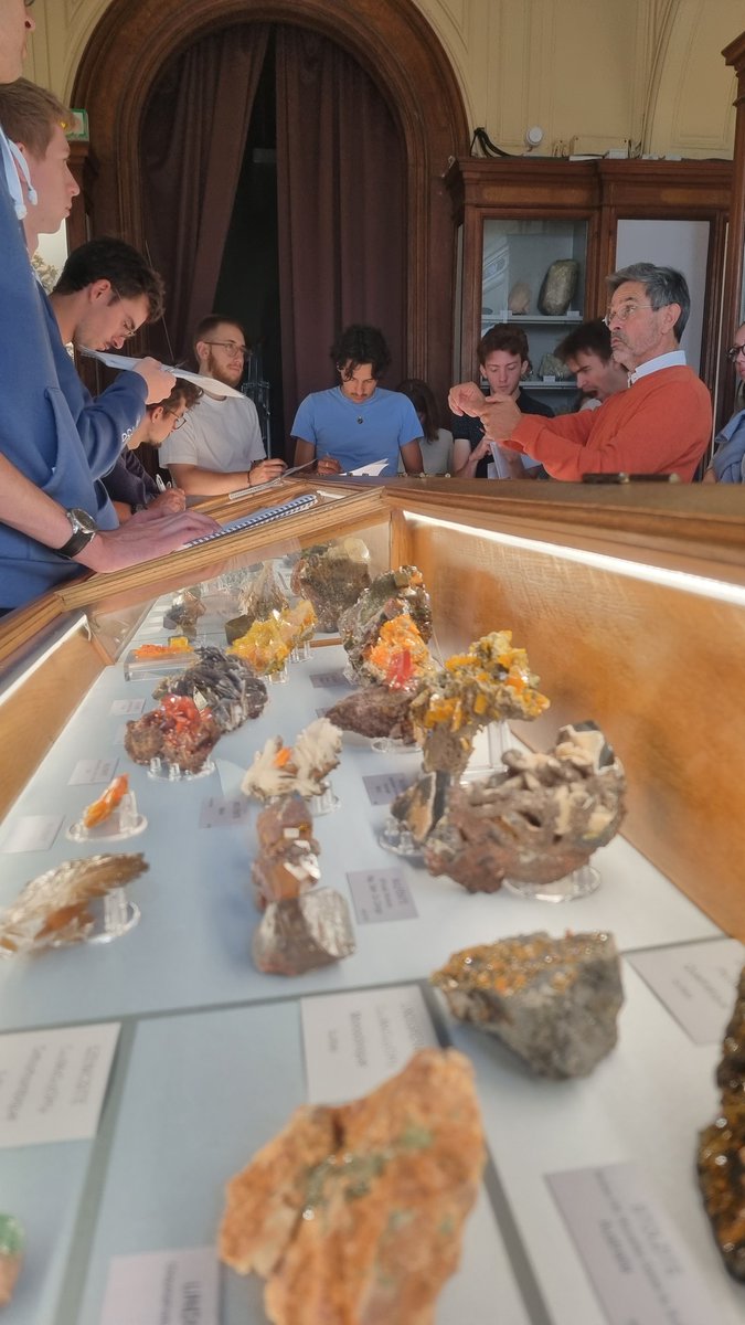 Au <a href="/Mineralotech/">Musée de Minéralogie Mines Paris-PSL</a> cours de rappel en pétrologie et minéralogie pour la P22 avant de partir sur le terrain dans le cadre du cours Géoscience et Anthropocène.
L’objectif de la formation: acquisition de connaissances en géosciences et compréhension d’un enjeu de développement durable