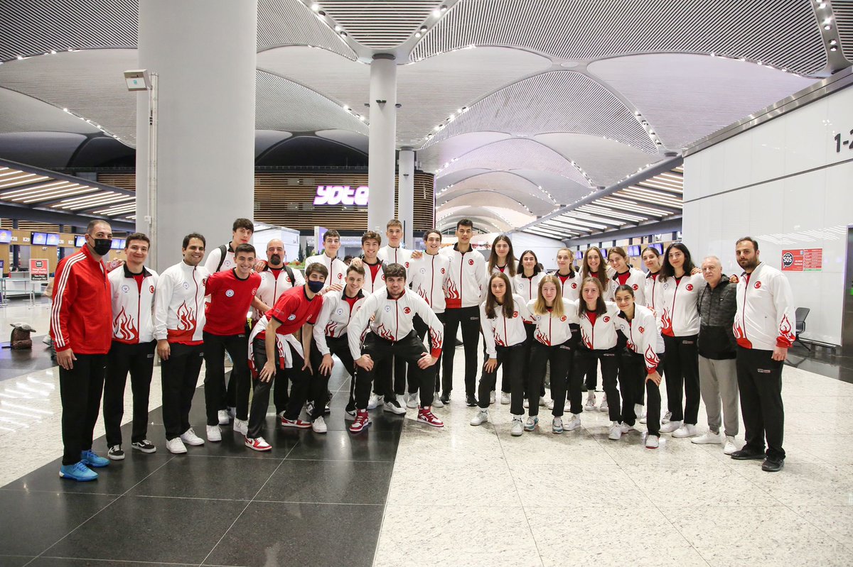 Genç Kız ve Genç Erkek Basketbol Takımlarımız Sırbistan'ın Belgrad kentinde düzenlenecek Dünya Basketbol Şampiyonası yolunda! Sizlerle gurur duyuyoruz. 🇹🇷