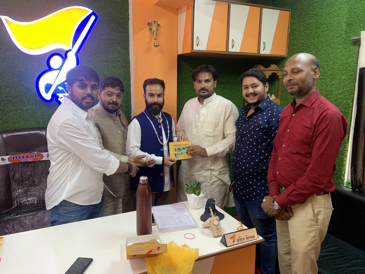 indoresevak's tweet photo. भारतीय जनता युवा मोर्चा के यशस्वी प्रदेश अध्यक्ष श्री @vaibhavpawarmp जी द्वारा नगर पालिका चुनाव हेतु,

पूर्व भाजयुमो नगर मंत्री श्री विवेक शर्मा जी (@viveksharma_bjp )को बुरहानपुर (नेपानगर नगर पालिका) चुनाव प्रभारी बनाये जाने पर हार्दिक शुभकामनाएँ.. https://t.co/JouO8Z0sZg