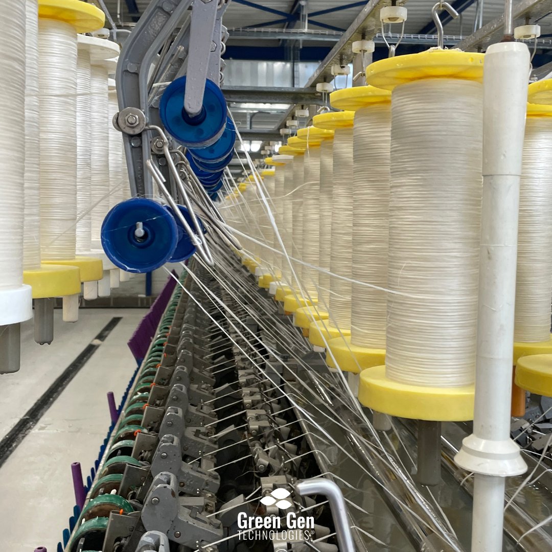 Aujourd'hui, nous avons rendez-vous chez <a href="/safilin1778/">Safilin1778</a>, filateur de fils de lin pour nos Green Gen Bottles®.

Découvrez étape par étape la transformation de la fibre en fil :
1️⃣ Le peignage,
2️⃣ La préparation,
3️⃣ La filature et le retordage,
4️⃣ Le bobinage.