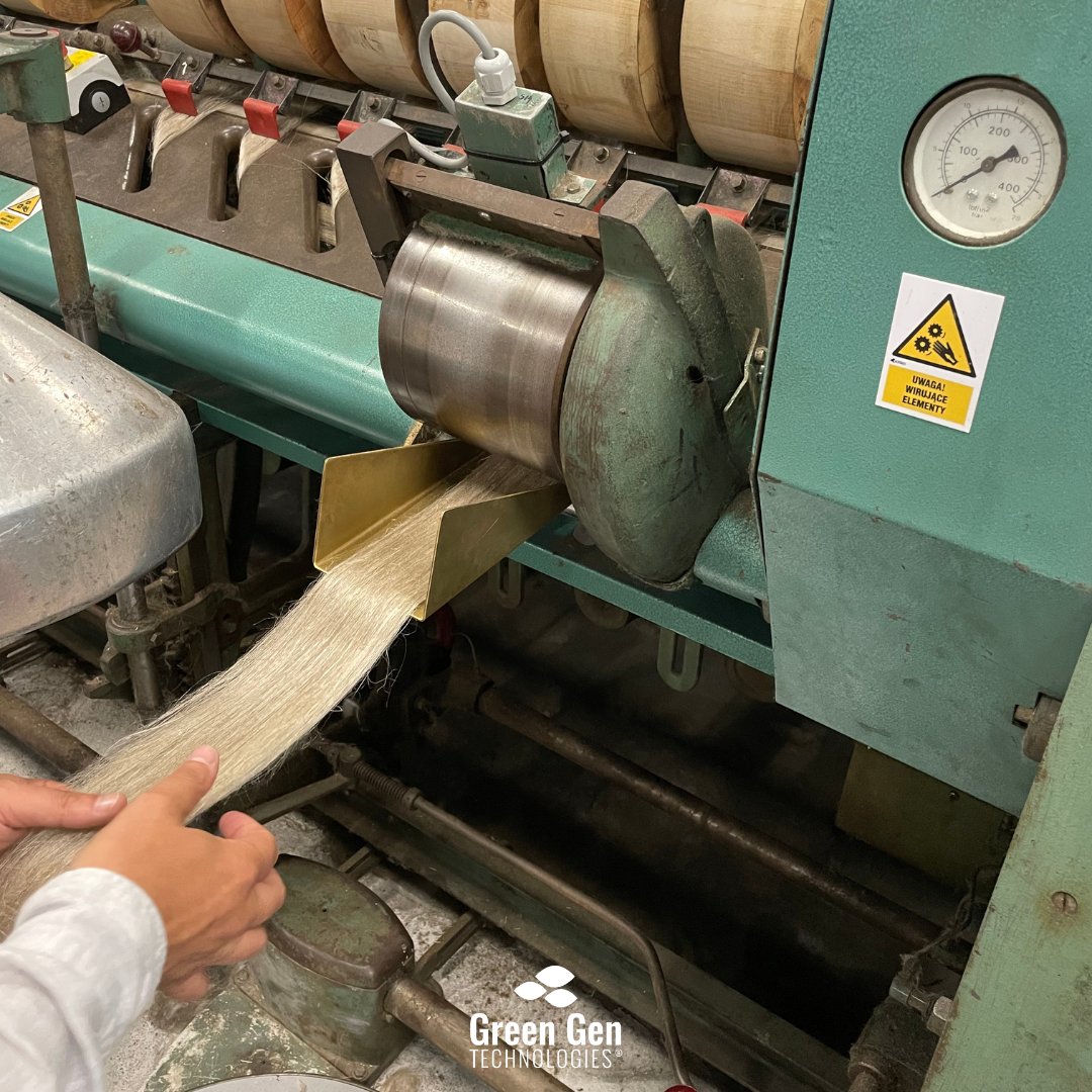 GreenGenTechno's tweet photo. Aujourd'hui, nous avons rendez-vous chez @safilin1778, filateur de fils de lin pour nos Green Gen Bottles®.

Découvrez étape par étape la transformation de la fibre en fil :
1️⃣ Le peignage,
2️⃣ La préparation,
3️⃣ La filature et le retordage,
4️⃣ Le bobinage. https://t.co/R38I9D5v30
